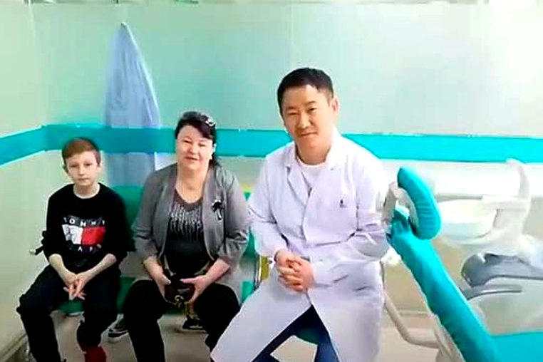 Врач Stoma Heihe с пациентами из России