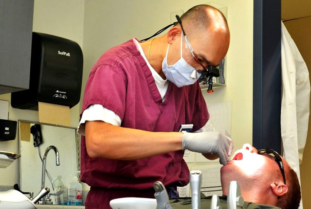 Стоматолог в Китае лечит пациента